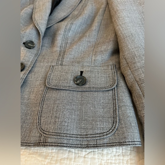 ✨ Le Suit Gray Blazer | Timeless Elegance & Tailored Sophistication ✨ - Picture 3 of 10